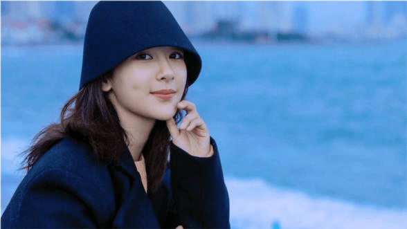 塑造出 杨紫解约后彻底变女强人！穿大衣美出新高度，?带?员工出游真壕气