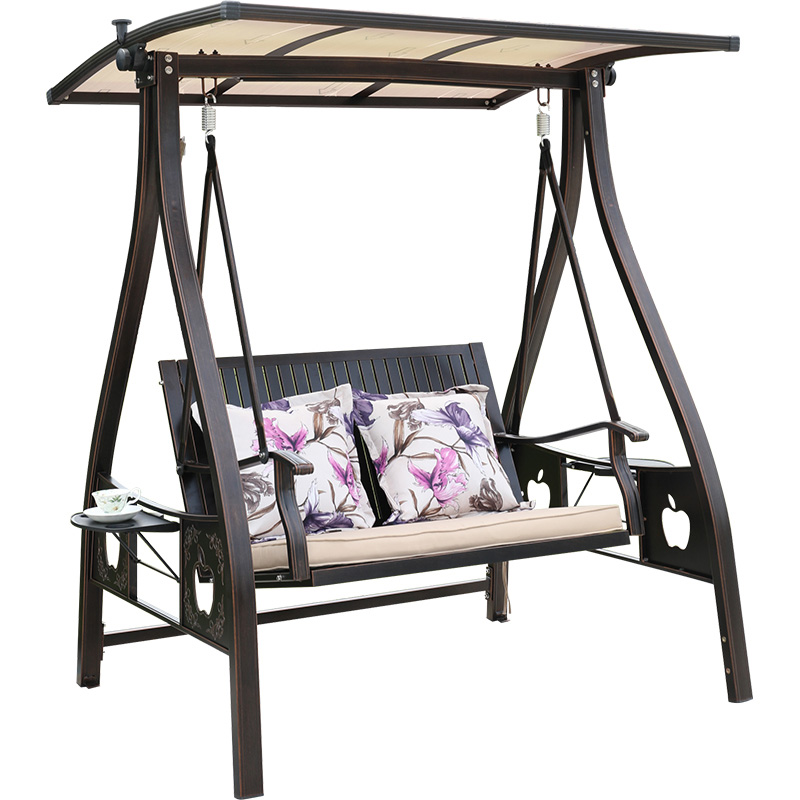 秋千椅使用竹藤纯手工编织而成,采用吊椅设计,独特的外形,大胆的创意