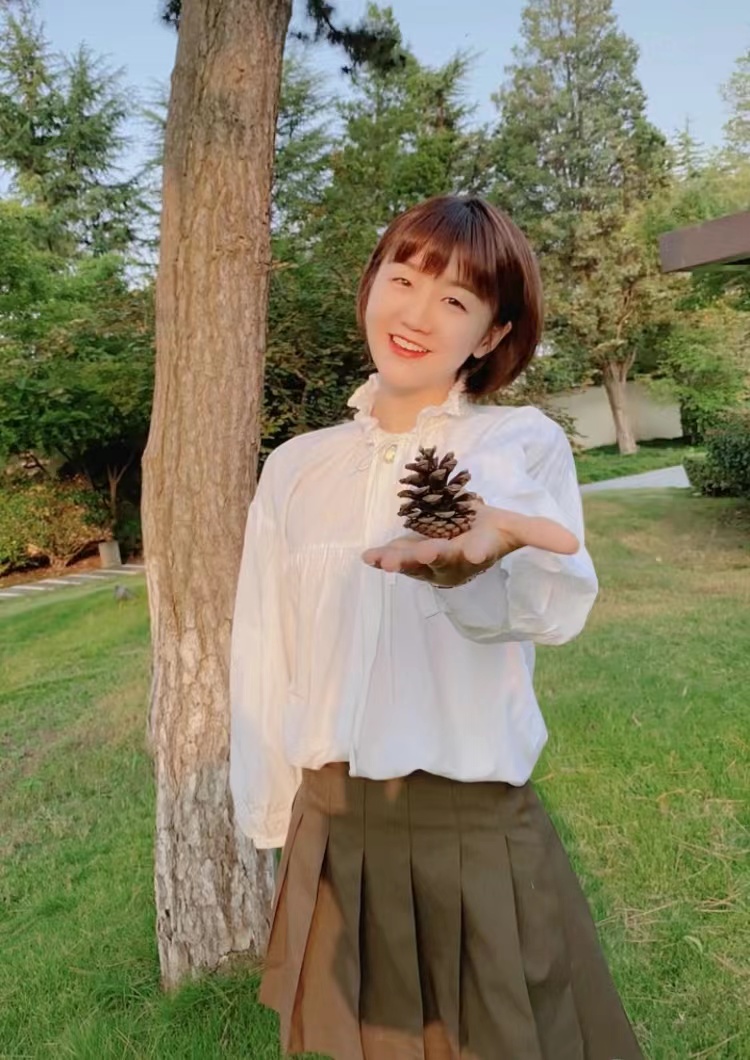 陈梦出征晒照打气罕见穿短裙坐地上拍出大长腿效果笑容甜美