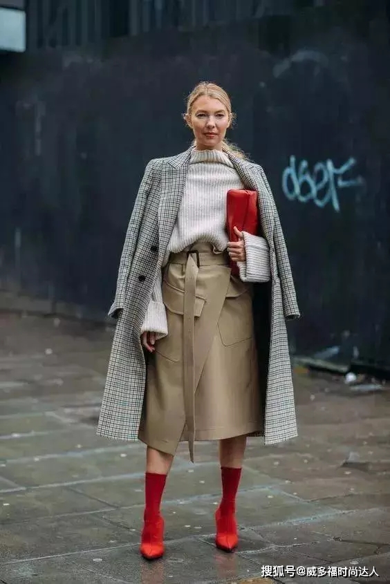 穿越 驼色+白色、驼色+红色，驼色与它们搭配，让你越穿越高级！