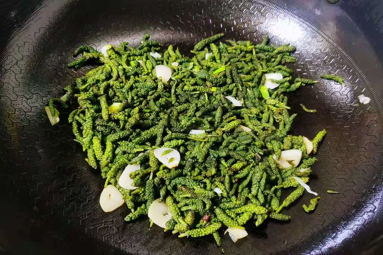 原创春天,一种"毛毛虫"野菜,和鸡蛋简单一炒,春天的味道全在嘴里