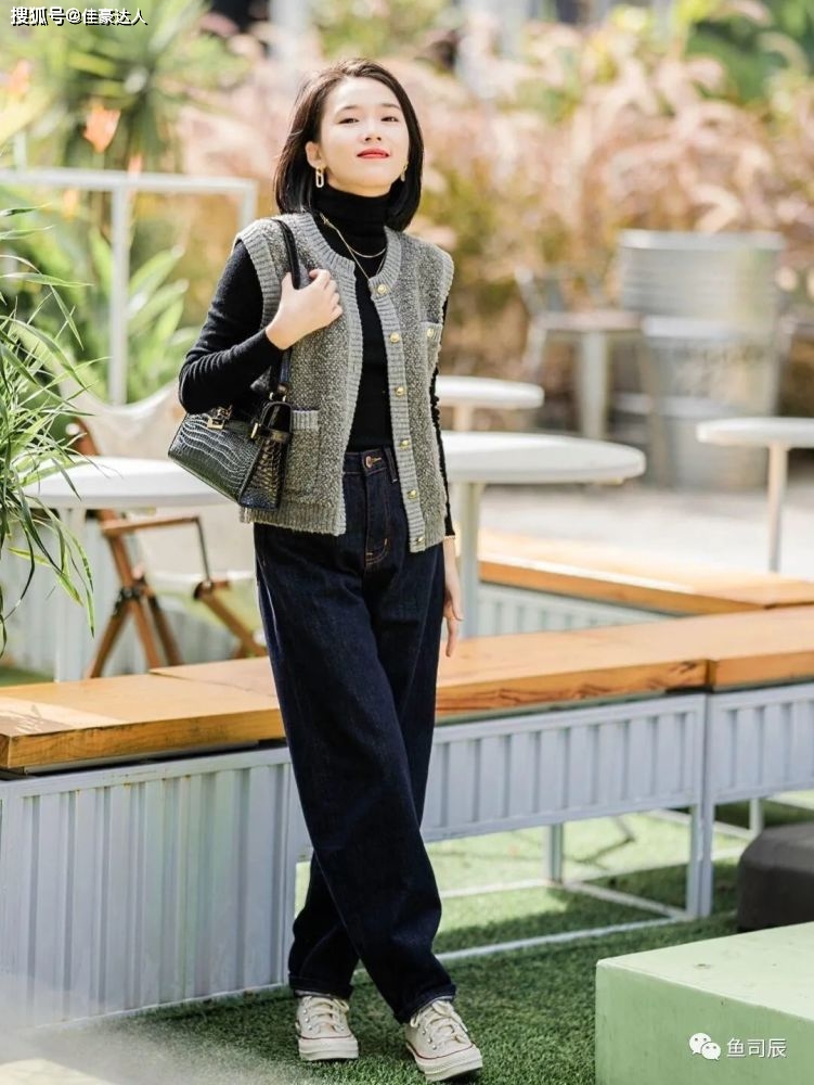 毛衣 冬天想要穿出高级感？灰色大衣搭配粉色毛衣高级又时尚，漂亮大方