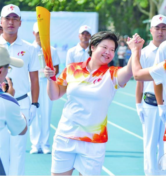 奥运冠军程菲罕见现身任母校教练发福严重不敢认33岁仍单身