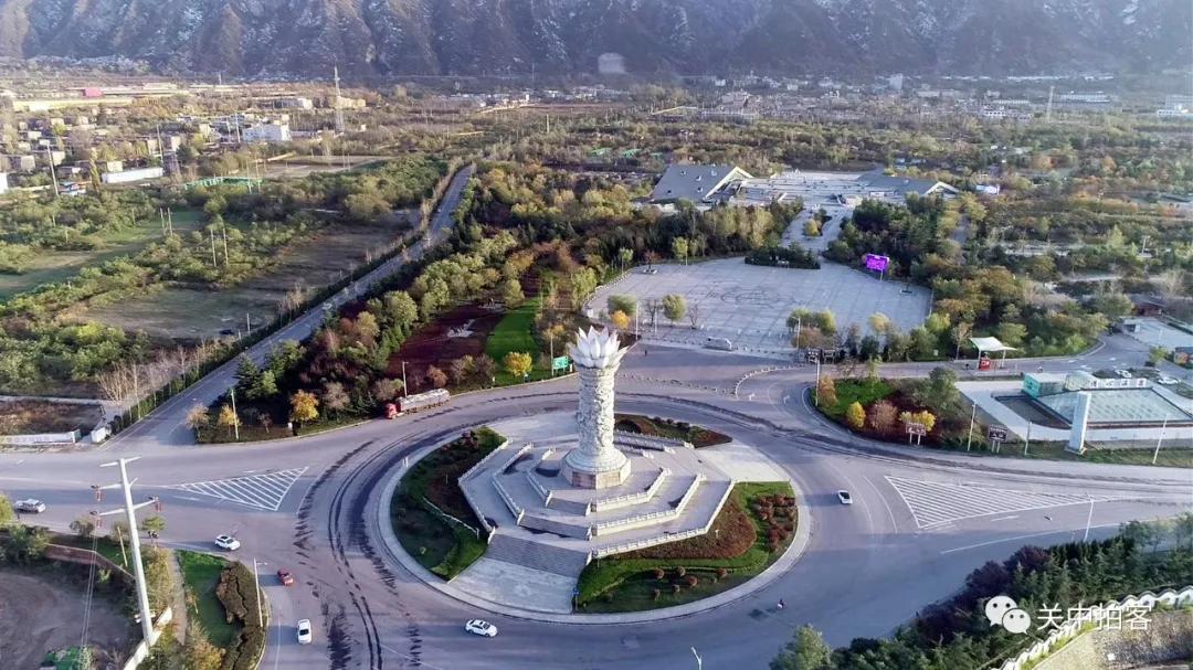 原创华阴市飞越华山脚下航拍宝莲灯雕塑