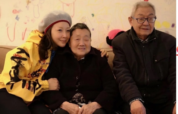 显得孙悦回老家探亲，素颜秃眉不掩饰瑕疵，自然脸是老但看着舒服！