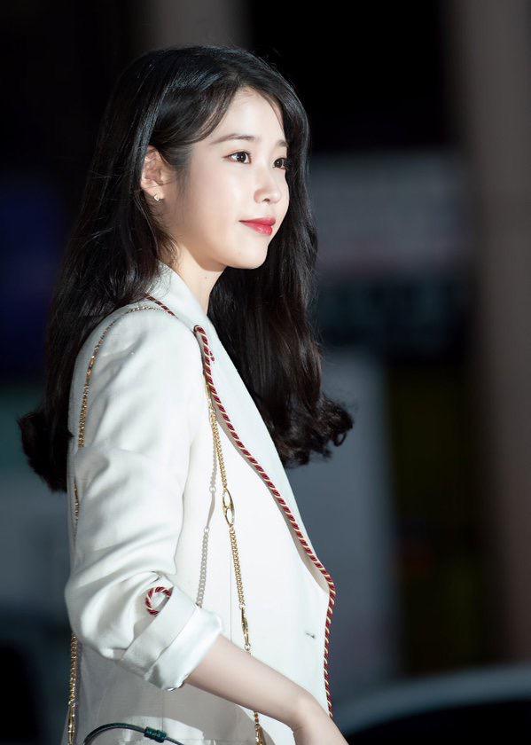 腰肢 她是韩国版的“刘诗诗”,穿镶边外套配短靴,玩下衣失踪知性大气