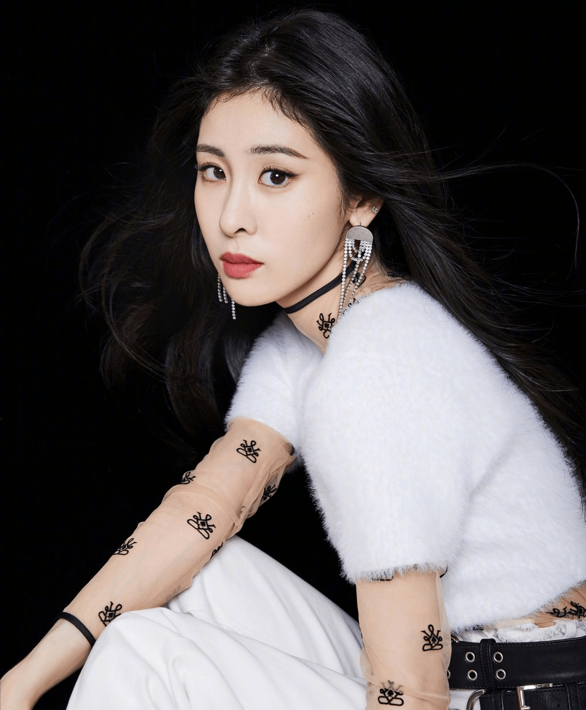 腰肢 张碧晨的竹竿身材让人羡慕，叠穿毛毛衣不臃肿，腰肢也太细了