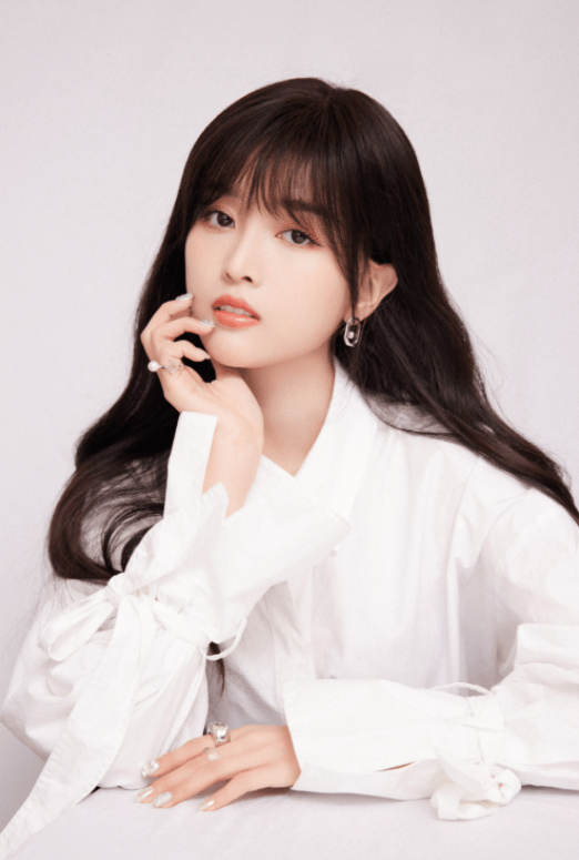 使用了 吴宣仪新发型太好看了！白色衬衣搭配西装裤，这一身越看越高级