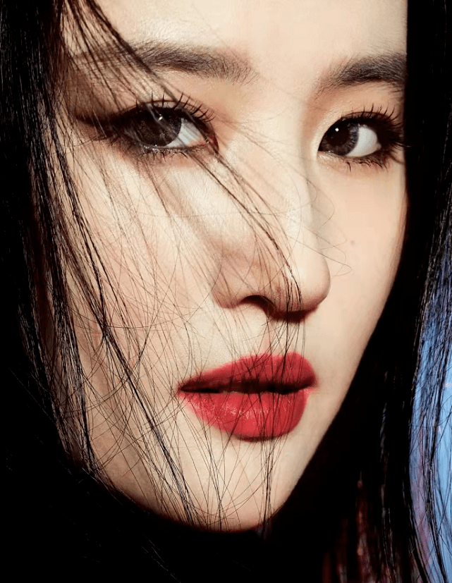 中性 刘亦菲被LV宠成女王!穿蓝色高腰皮裤看秀难得霸气一回,瘦了好多