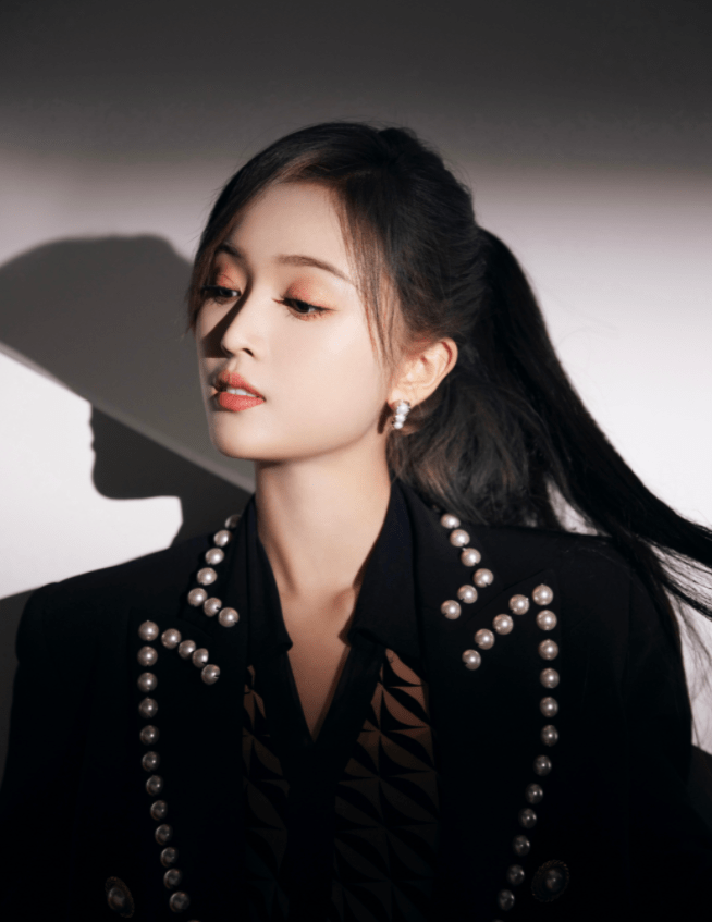 使用了 吴宣仪新发型太好看了！白色衬衣搭配西装裤，这一身越看越高级