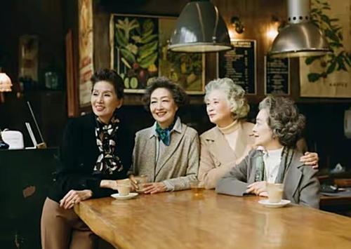 中老年 老年人不懂时尚?这群平均65岁的老年人的时尚穿搭,优雅好时髦