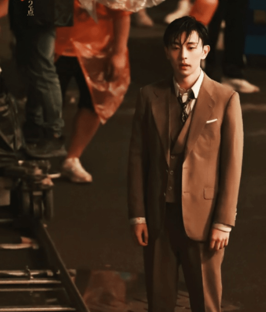 电影|邓伦太会选剧了，新剧《夜旅人》杀青，男主人设号称民国天花板！