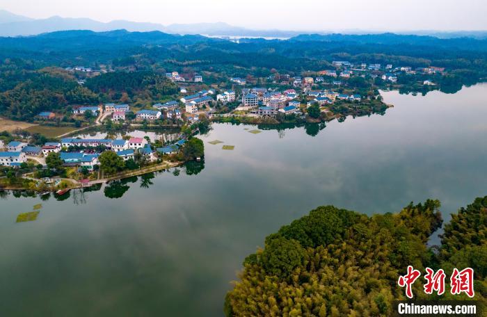 航拍江西鄉村初冬美景 依山傍水仿若夢裡水鄉_新餘市