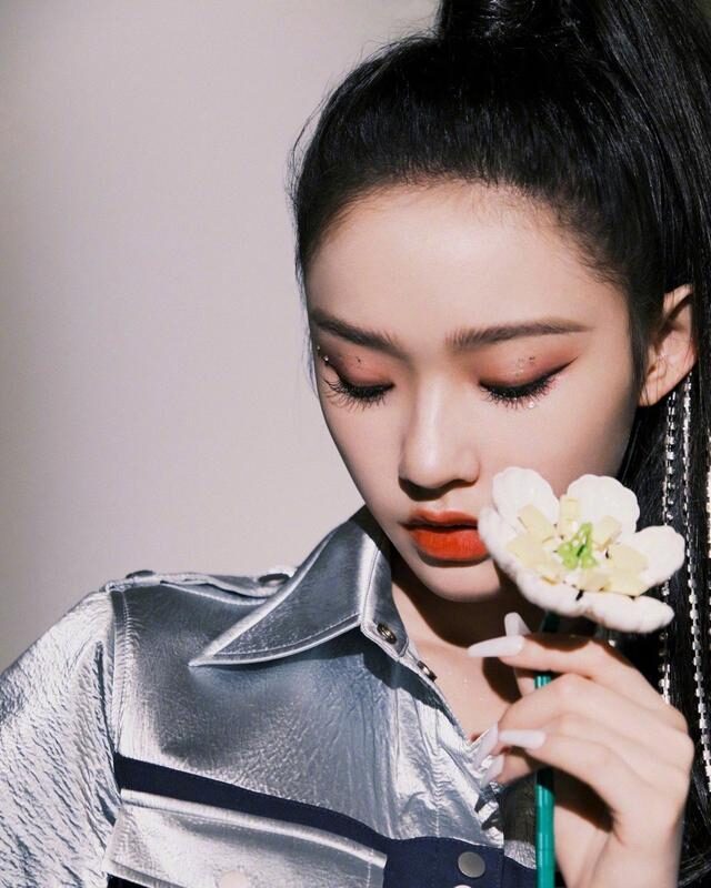 链条 林允不愧是星爷看中的人,穿衬衫裙秀腿不说,钻石链条马尾成亮点