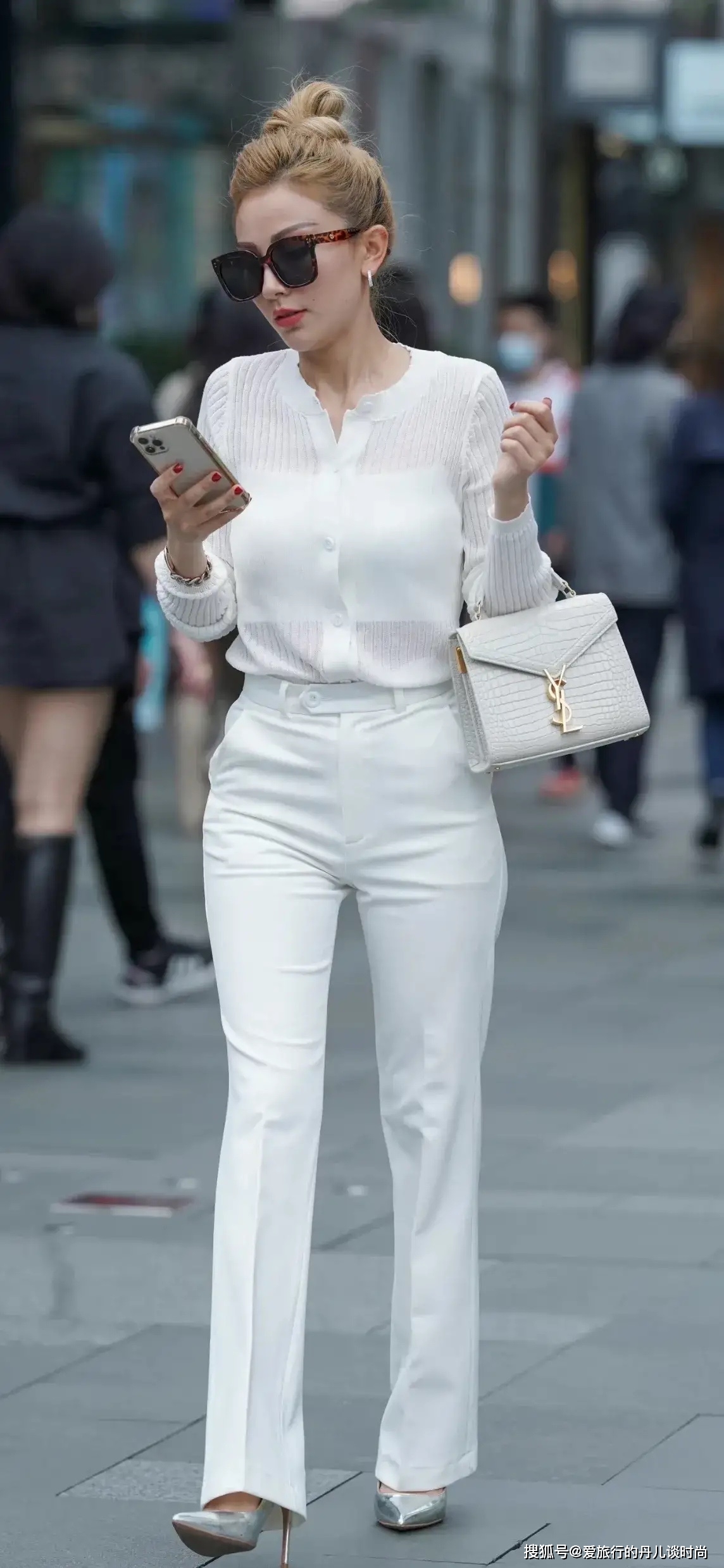 颜色 一身白色装扮的小姐姐,高扎丸子头,清新又干练