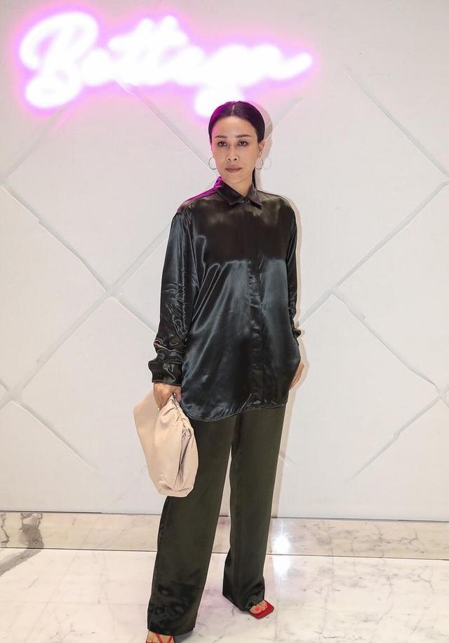 高跟鞋 52岁那英一点不服老！黑色缎面衬衫干练高级，穿红色高跟鞋太抢眼