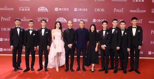 方法 张艺谋长女越来越美，穿黑色长裙优雅迷人，同框老爸气场丝毫不输