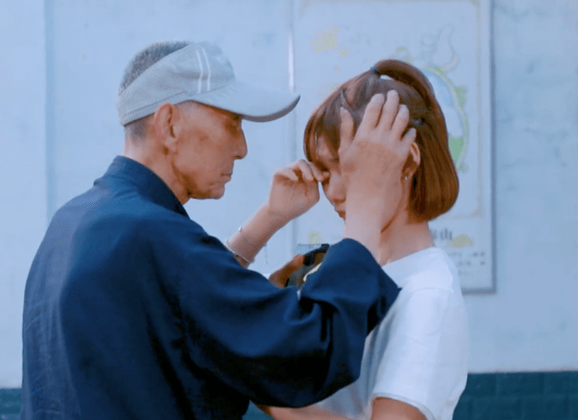 许妈陪奇奇玩扔皮球:想陪你长大看世界,有种感情叫隔代亲_爷爷