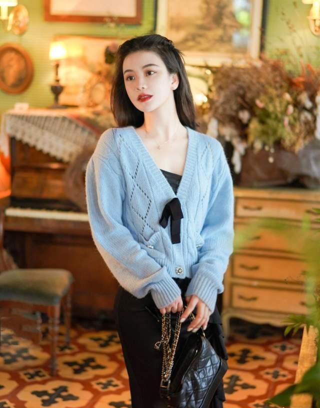 的优点 如何穿出精致小女生，毛衣+半身裙时髦又保暖？6款推荐可示例照搬