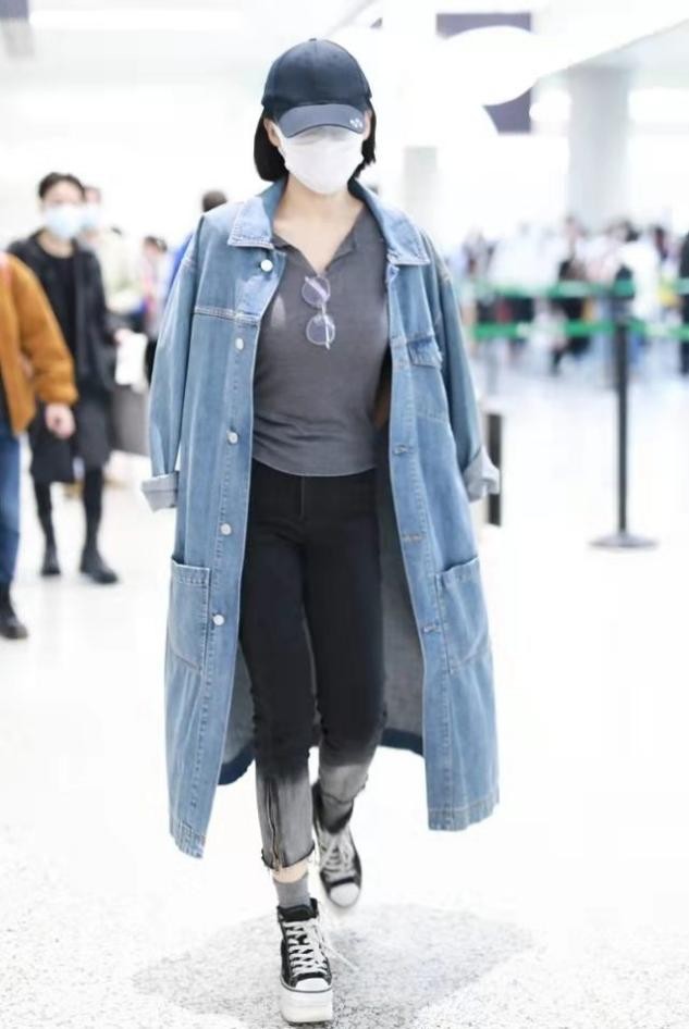 身材 纯欲风算是被许晴玩明白了!一身牛仔看似休闲,针织小衫才是关键?