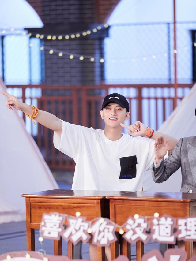 墙头|陈近南说黄子韬身上香喷喷的，王威说我们韬韬香着呢