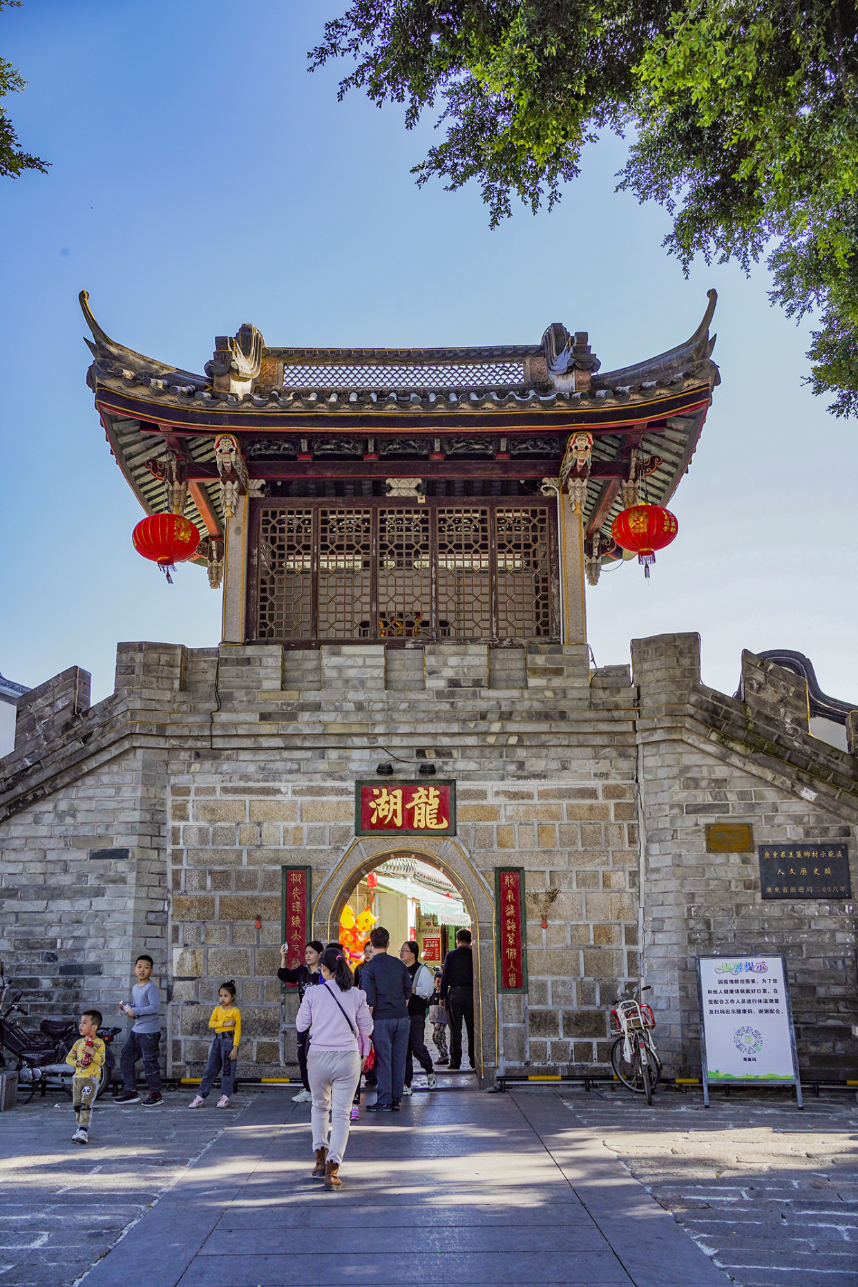 广东潮州有座千年古寨，居民有72个姓氏，还建有一座奇怪阿婆祠堂