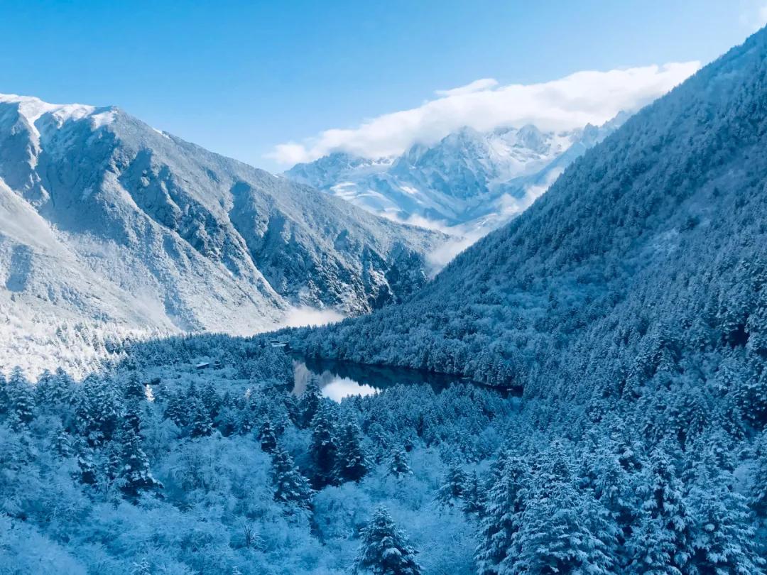 康定木格措冬季景色图片