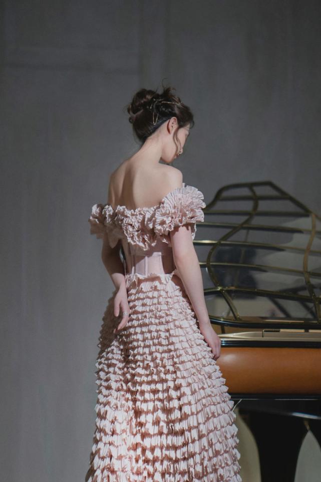 马甲 刘诗诗一出场就称霸全场！穿束腰裙大秀天鹅颈，不走红毯照样成no.1