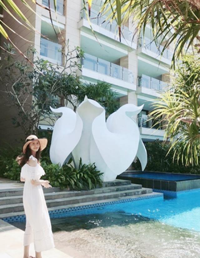 远景 林允儿度假私照大公开！素颜也依然出众，她是真的好适合丸子头