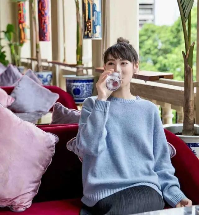 感觉离了美颜滤镜，梁洛施脸松弛发腮明显，才33就成了地道的老阿姨！