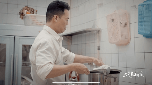 因为|自认有社交恐惧症的陈小春，当谢天华被挑剔时，瞬间变社交达人