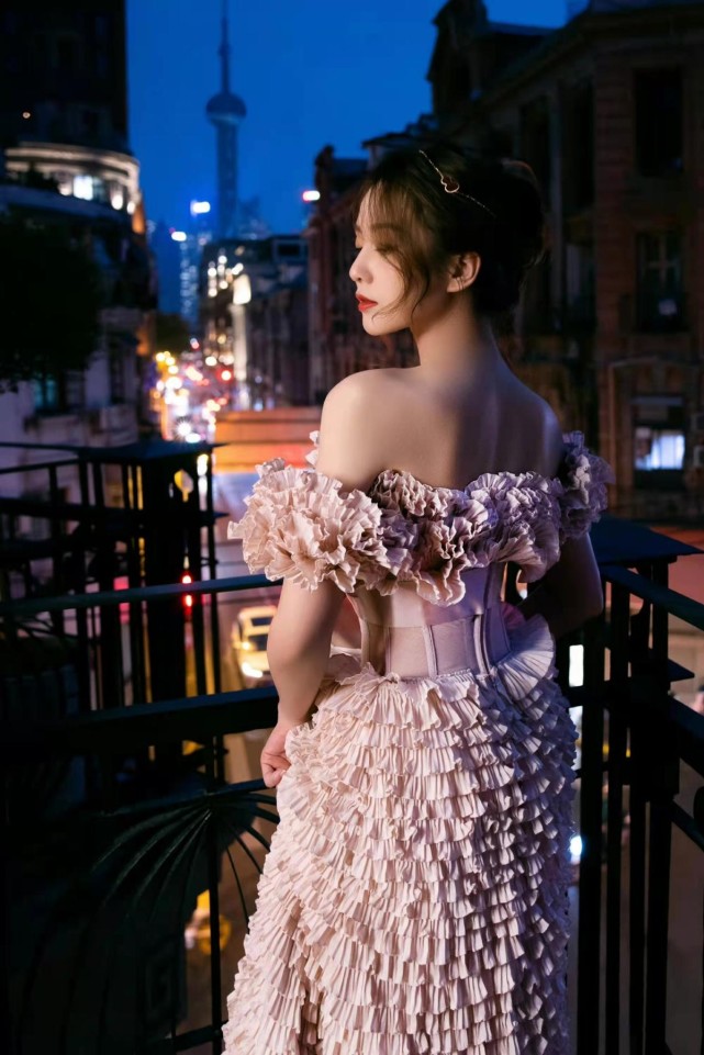 东方 刘诗诗不愧是东方美人代表！国风项链做头饰，穿浅粉裙美成牡丹花
