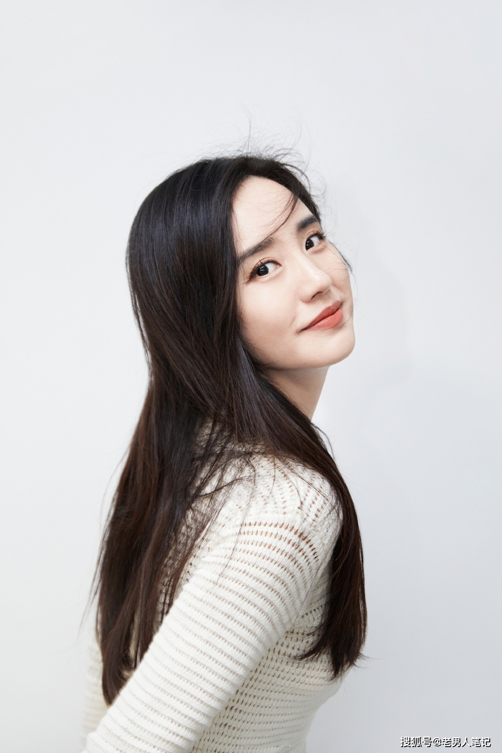 王智晒白衣美照发话告别长发姐姐是要拍新戏了吗