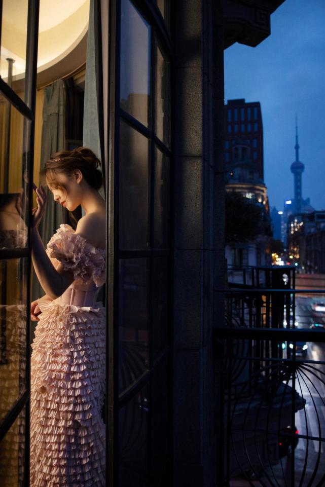 马甲 刘诗诗一出场就称霸全场！穿束腰裙大秀天鹅颈，不走红毯照样成no.1