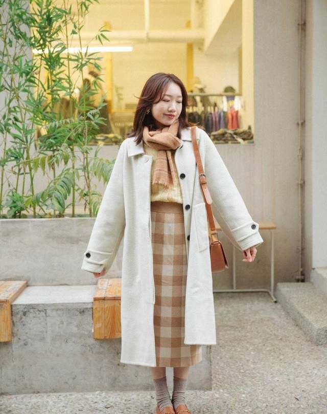 的优点 如何穿出精致小女生，毛衣+半身裙时髦又保暖？6款推荐可示例照搬