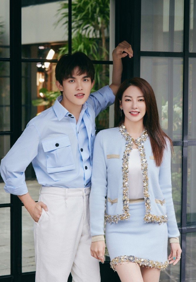 张雨绮李柄熹甜蜜现身桂林,女方为迎合鲜肉男友自己打扮成小女孩