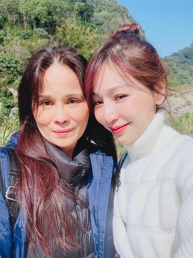 长发|王心凌母女郊游,白毛衣配丸子头显俏皮,王妈妈长发披肩有女神范