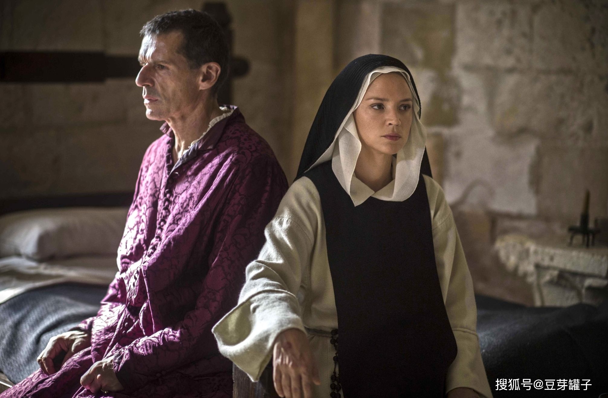 圣母保罗范霍文新作挑战道德底线唤醒人类的愚昧与可笑