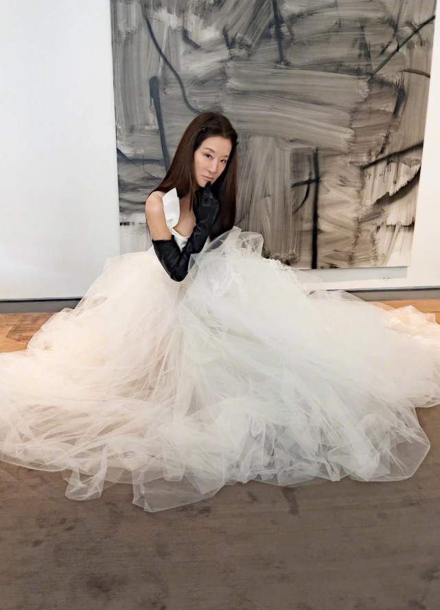 黑色 72岁王薇薇用力过猛！穿挂脖裙卖萌秀模特身材，涂裸色口红没精神