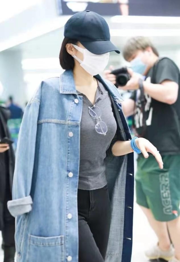 身材 纯欲风算是被许晴玩明白了!一身牛仔看似休闲,针织小衫才是关键?