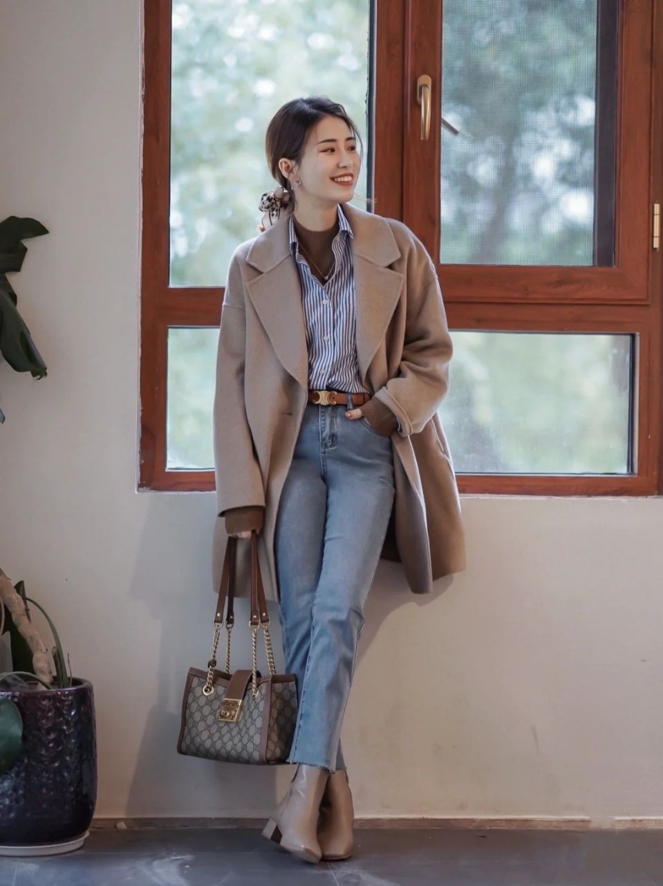 层次 今年，突然火了一种搭配：“大衣+高领衫”！看着时髦穿着还保暖