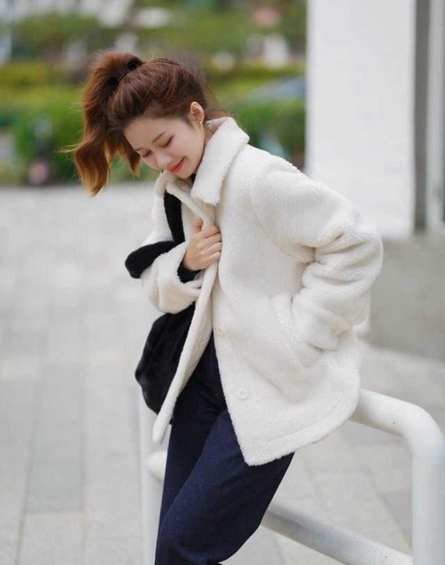 颜色 精选4款直筒牛仔裤穿法：小姐姐上身示例百搭配围巾显干练又修身