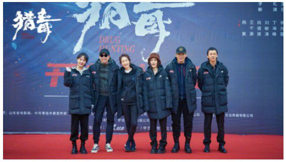 漂亮|杨紫新电影演缉毒警！和唐探3漂亮美女探案协作，启动合照笑开花