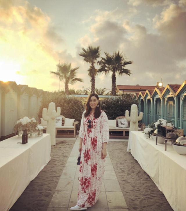 任达华 任达华的老婆琦琦气场全开，一件白色上衣搭配半身裙，女人味十足