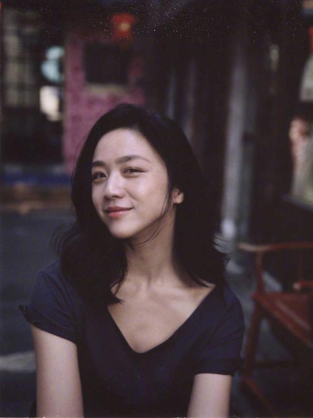 汤唯 汤唯高颜值任性，基础款T恤搭配牛仔裤高级精致迷人，超好看