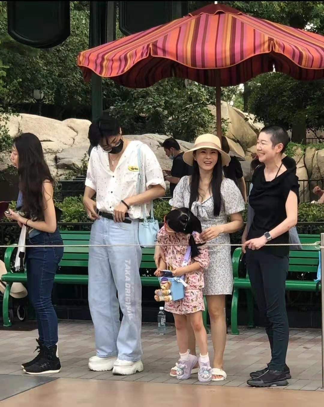 差别伊能静视频截图差别大，五官扭曲很不自然，但53岁面相不显老！