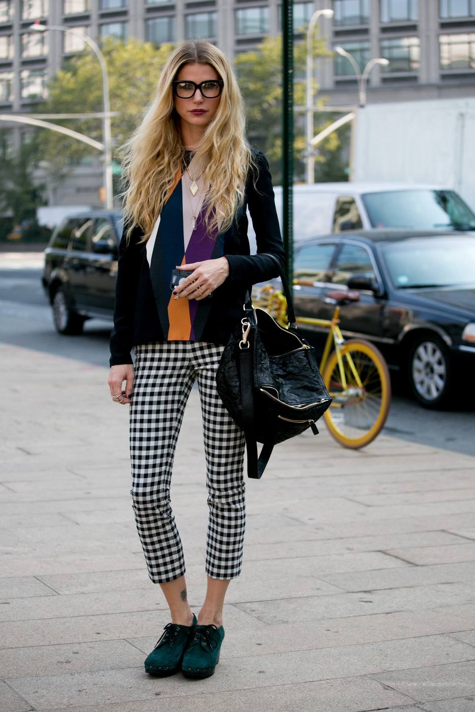 格子裤又重新流行了搭配什么上衣都很显瘦