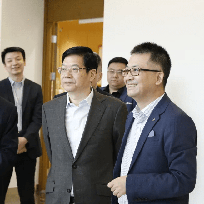 重庆现代产业发展研究所指导委员会主任汤宗伟,渝富集团党委委员,副总