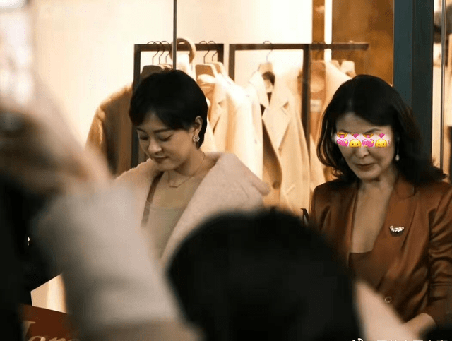 低胸装 孙俪线下站台，穿低胸装搭配突兀，生图曝光肤色暗沉脸比路人还胖