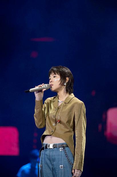 棕色 窦靖童这次穿对了,衬衫搭配牛仔裤高级时髦,超好看